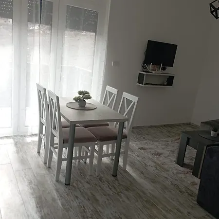 Leona D-1 Apartman *