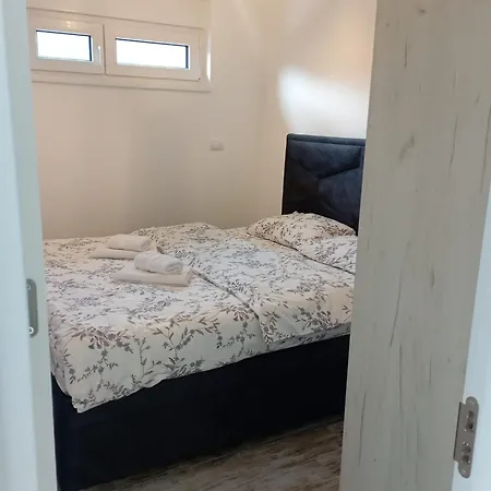 Leona D-1 Apartman *